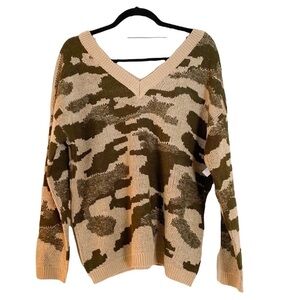 Cotton Emporium Double V Crop Camo Sweater Size Large